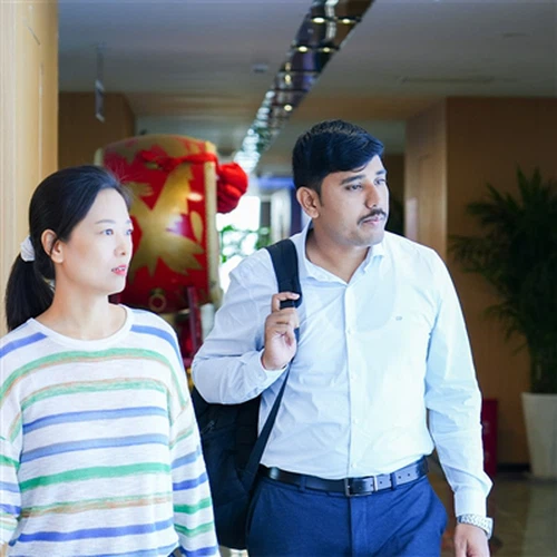 Hintli Müşteriler GNEE'de C11000 Bakır Boru Üretimini Ziyaret Ediyor